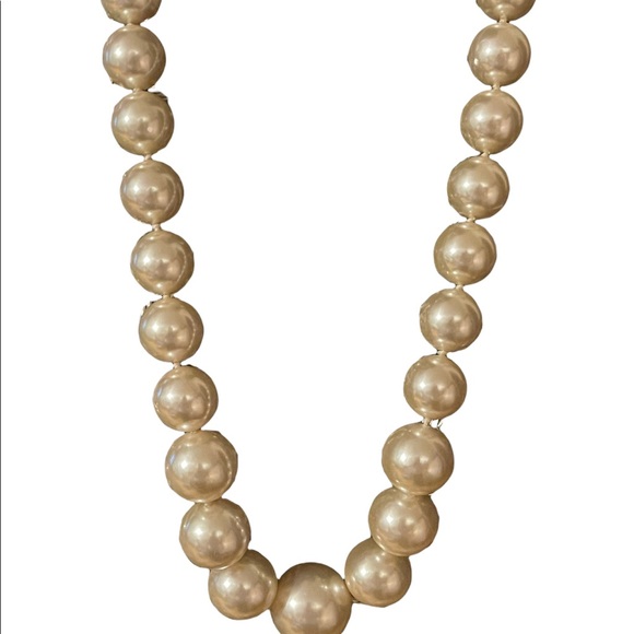 Kenneth J Lane chunky faux pearls necklace - Picture 9 of 12